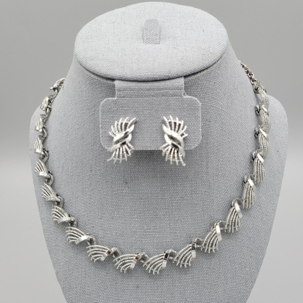 Womens Silver Tone Metal 11 in Fashion Necklace & 1/2 in Clip On Earrings Set
